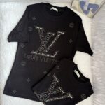 تی‌شرت زنانه طرح LV نگین‌دار مشکی